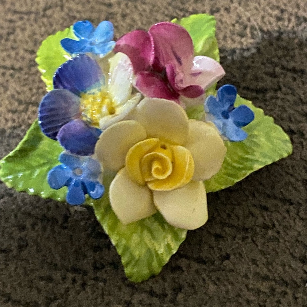 Elegant Floral Brooch with Multicolor Blooms